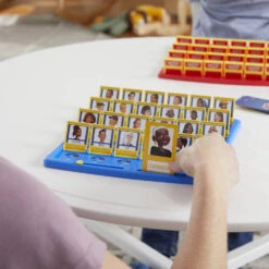 Hasbro Gaming Wie Is Het? 10 Hasbro Gaming Wie Is Het? -Speel Plezier 1979989 e4384b5c